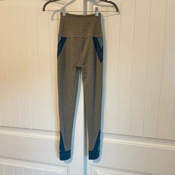 Beyond Yoga space dye grey and blue color block high rise leggings size XS - Picture 1 of 10